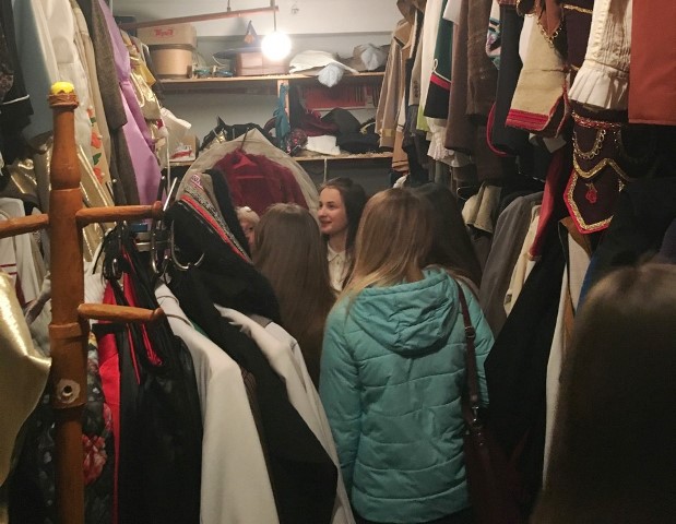 Студенти ІІ курсу у костюмерній кімнаті